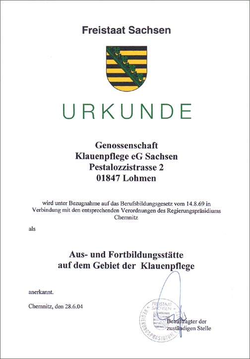 Eine Urkunde für den erfolgreichen Abschluss einer Aus- und Fortbildung auf dem Gebiet der Klauenpflege mit dem Wappen des Freistaates Sachsen